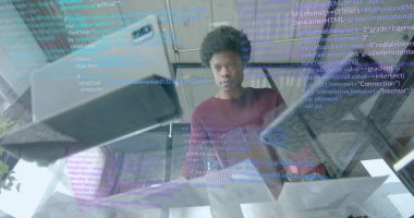 Afro-Amerikan iş adamının ofisindeki veri işleme görüntüsü. Küresel finans, iş, bağlantılar, hesaplama ve veri işleme kavramı dijital olarak oluşturuldu.