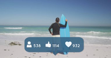 İnsanların konuşma baloncuğu görüntüsü, baş parmaklar yukarı ve plajdaki adamın üzerinde rakamlarla dolu kalp simgeleri. dijital arayüz, sosyal medya ve küresel teknoloji konsepti dijital olarak oluşturulmuş görüntü.