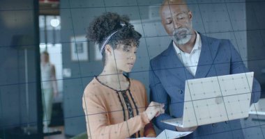 Ofisteki çeşitli iş adamlarıyla ilgili finansal veri işleme resmi. Küresel finans, iş, bağlantılar, hesaplama ve veri işleme kavramı dijital olarak oluşturuldu.