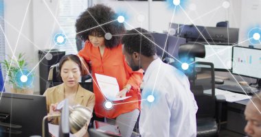 Ofisteki çeşitli iş adamları üzerinde çalışan bağlantıların ve veri işlemenin resmi. Küresel ağlar, işletmeler, finansmanlar, hesaplama ve veri işleme kavramı dijital olarak oluşturuldu.