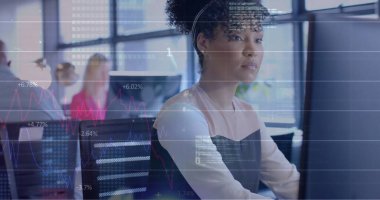Afrikalı Amerikalı iş kadınının ofisindeki mali veri işleme görüntüsü. Küresel finans, iş, bağlantılar, hesaplama ve veri işleme kavramı dijital olarak oluşturuldu.