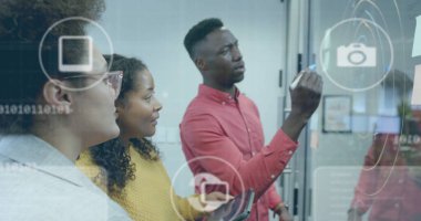 Ofisteki çeşitli iş adamları üzerinde ikonlar ve veri işleme görüntüsü. Küresel finans, iş, bağlantılar, hesaplama ve veri işleme kavramı dijital olarak oluşturuldu.