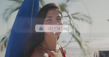 Sahilde gülümseyen sörf tahtası olan kadın portresine karşı sayıları artan ikonlar gibi. Sosyal medya ağı ve tatil kavramı