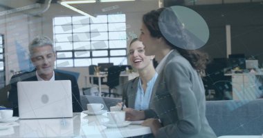 Ofisteki çeşitli iş adamlarının veri işleme görüntüsü. Küresel finans, iş, bağlantılar, hesaplama ve veri işleme kavramı dijital olarak oluşturuldu.