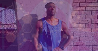 Kulaklık takıp su içen Afro-Amerikan bir adama karşı tıbbi veri işleme. Spor, spor ve tıbbi araştırma teknolojisi kavramı