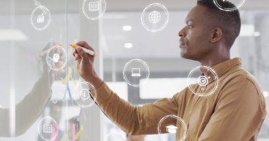 Beyaz tahtaya yazı yazan Afro-Amerikan iş adamı simgeleriyle finansal verilerin görüntüsü. Küresel iş, finans, hesaplama ve veri işleme kavramı dijital olarak oluşturulmuş görüntü.