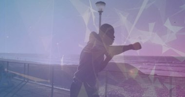 Plexus ağları, gezinti güvertesinde koşarken boks yapan Afro-Amerikan formda bir adama karşı. Spor, spor ve teknoloji konsepti