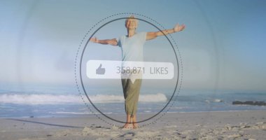 Baş parmakları havada bir konuşma balonu görüntüsü ve sahilde gülümseyen yaşlı kadın sayısı. dijital arayüz, sosyal medya ve küresel ağ konsepti dijital olarak oluşturulmuş görüntü.