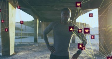 Sayısal simgelerin küresi yorgun Afrika kökenli Amerikalı formda bir adamın koşuya ara vermesine karşı dönüyor. Spor, spor ve teknoloji konsepti