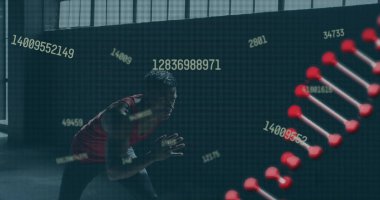 Terk edilmiş bir binada koşan bir adamın üzerinde dönen DNA örneği. Dijital arayüz küresel spor ve performans konsepti dijital olarak oluşturulmuş görüntü.