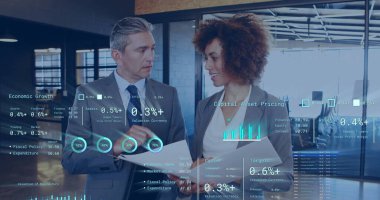 Ofisteki çeşitli iş adamlarının veri işleme görüntüsü. Küresel finans, iş, bağlantılar, hesaplama ve veri işleme kavramı dijital olarak oluşturuldu.