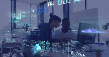 Ofisteki çeşitli iş adamlarıyla ilgili finansal veri işleme resmi. Küresel ağlar, işletmeler, finansmanlar, hesaplama ve veri işleme kavramı dijital olarak oluşturuldu.