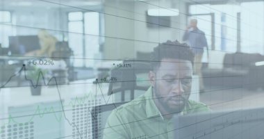 Ofiste birlikte çalışan çeşitli meslektaşlarla istatistikleri gösteren dijital arayüz görüntüsü. Dijital arayüz ve küresel iş, dijital olarak oluşturulmuş görüntü