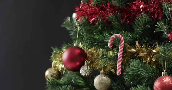 Festlig Julgran Prydd Med Färgglada Dekorationer Prydnader Och Tinsel Glittrar — Stockfoto