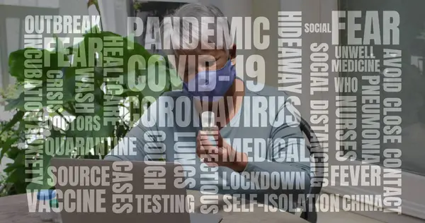 Coronavirus Konsept Mesajları Elinde Boş Ilaç Şişesi Olan Yüz Maskesi — Stok fotoğraf