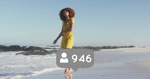 ビーチで回っている女性のアイコンと数字の人々とのスピーチバブルのイメージ デジタルインターフェース ソーシャルメディア グローバルネットワークコンセプト — ストック写真