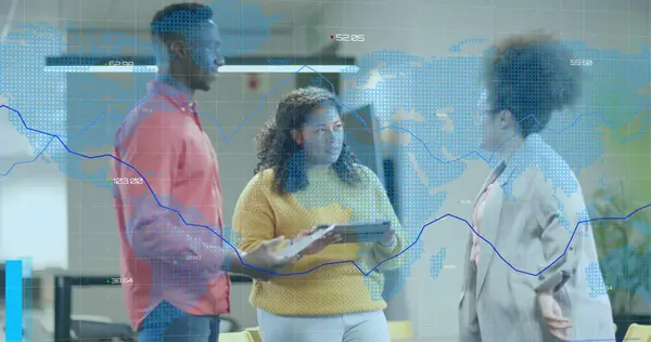 オフィスの多様なビジネスの人々を超える金融データ処理のイメージ グローバルファイナンス ビジネス コネクション コンピューティング データ処理コンセプト — ストック写真