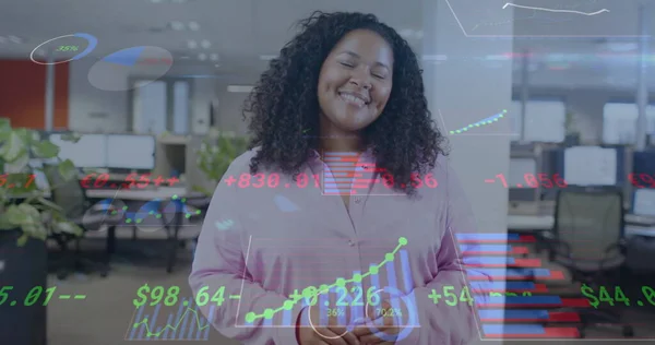 オフィスの笑顔ビジネスマンの財務データ処理のイメージ グローバルファイナンス ビジネス コネクション コンピューティング データ処理コンセプト — ストック写真