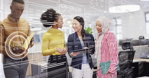 Ofisteki çeşitli iş adamlarının veri işleme görüntüsü. Küresel ağlar, işletmeler, finansmanlar, hesaplama ve veri işleme kavramı dijital olarak oluşturuldu.