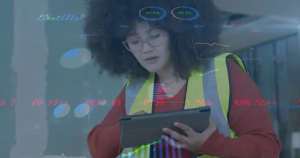 ハイビジョンベストで女性エンジニアを超えるデータ処理のイメージ グローバルビジネス コネクション コンピューティング データ処理のコンセプトをデジタル生成した画像 — ストック写真
