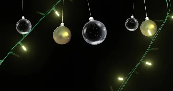 Желтые Рождественские Огни Струны Мигают Над Раскачивающимся Золотом Чистыми Безделушками — стоковое фото