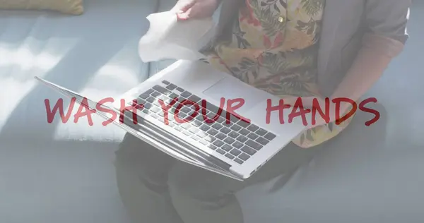 画面中闪烁着一个女人正在给她的笔记本电脑消毒的闪烁着的文字 数字接口和全球业务 数字生成的图像 — 图库照片