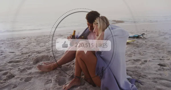 ビーチでビールを飲むカップルの数のような親指でスピーチバブルのイメージ デジタルインターフェース ソーシャルメディア グローバルネットワーキングコンセプト — ストック写真