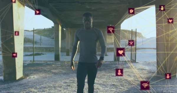 Sayısal simgelerin küresi yorgun Afrika kökenli Amerikalı formda bir adamın koşuya ara vermesine karşı dönüyor. Spor, spor ve teknoloji konsepti