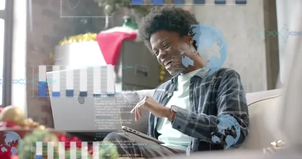 Bilgisayarlı Afro Amerikan Adamının Veri Işleme Görüntüsü Küresel Finans Bağlantılar — Stok fotoğraf