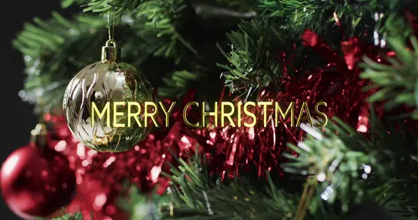 Wesołych Świąt Tekst Kolorze Żółtym Nad Dekoracjami Choince Boże Narodzenie — Zdjęcie stockowe