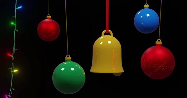 Kolorowe Świąteczne Lampki Smyczkowe Migające Kolorowe Bombki Kołyszące Się Czarnym — Zdjęcie stockowe