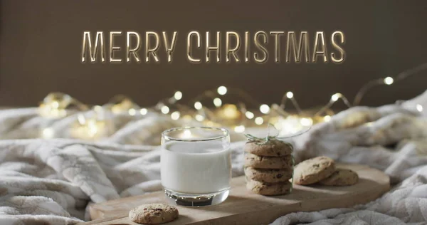 Wesołych Świąt Tekst Boże Narodzenie Ciasteczka Mleko Lampkami Smyczkowymi Tle — Zdjęcie stockowe