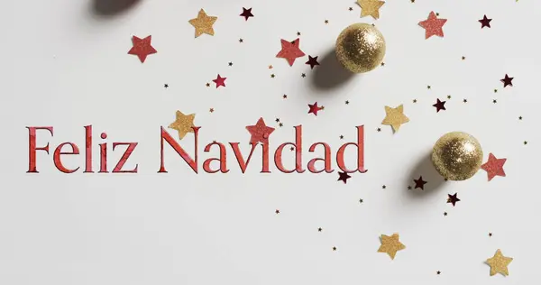 Tekst Feliz Navidad Czerwono Nad Gwiazdami Bombki Świąteczne Białym Tle — Zdjęcie stockowe