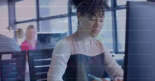 オフィスのアフリカ系アメリカ人ビジネスマンに対する財務データ処理のイメージ グローバルファイナンス ビジネス コネクション コンピューティング データ処理コンセプト — ストック写真
