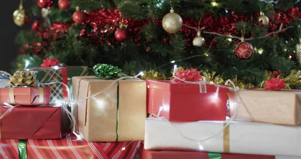 Paketlenmiş Hediyeler Evdeki Bir Noel Ağacının Altında Oturur Sahne Ailenle — Stok fotoğraf