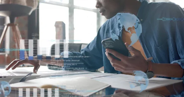 オフィスのアフリカ系アメリカ人のビジネスマンに対するデータ処理のイメージ グローバルファイナンス ビジネス コネクション コンピューティング データ処理コンセプト — ストック写真