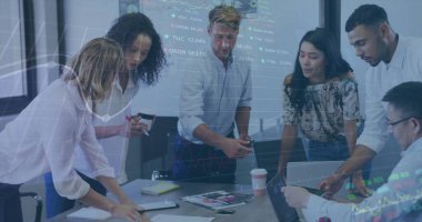 Ofiste beyin fırtınası yapan iş arkadaşlarıyla grafik ve veri arayüzü. iletişim teknolojisi dijital arayüz kavramı, dijital olarak oluşturulmuş görüntü.