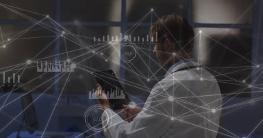 Tablet kullanan beyaz erkek doktor üzerinden veri ve bağlantı ağı görüntüsü. Küresel tıp, ağlar, dijital arayüz, hesaplama ve veri işleme kavramı dijital olarak oluşturulmuş görüntü.