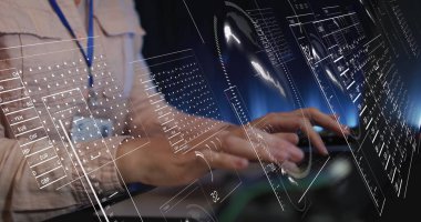 Bilgisayarda çalışan beyaz bir kadının ellerinde veri işleme görüntüsü. ağ, programlama, bilgisayarlar ve teknoloji konsepti dijital olarak oluşturuldu.