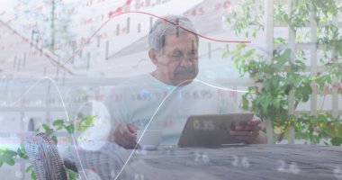 Evde tablet kullanan yaşlı bir adamın mali veri işleme görüntüsü. küresel teknoloji, finans ve iş konsepti dijital olarak oluşturulmuş imaj.