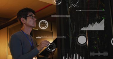 Sunucu odasında çalışan Asyalı adamın üzerinde çember ve grafikler. ağ, programlama, bilgisayarlar ve teknoloji konsepti dijital olarak oluşturuldu.