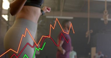 Çeşitli kadın ve erkeklerin beden eğitiminde ip atlama eğitimi verilerinin grafik işleme görüntüsü. Fitness, egzersiz, güç, veri, dijital arayüz ve dijital olarak üretilen görüntü.