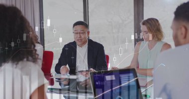 Toplantıda konuşan iş adamlarının istatistik ve bilgilerini gösteren arayüz görüntüsü. iletişim teknolojisi dijital arayüz kavramı, dijital olarak oluşturulmuş görüntü.