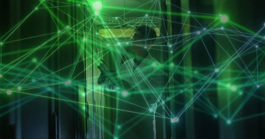 Bilgisayar sunucusuyla tablet kullanan Asyalı erkek teknisyen üzerindeki bağlantı ağı görüntüsü. Küresel ağlar, dijital arayüz, hesaplama ve veri işleme kavramı dijital olarak oluşturuldu.