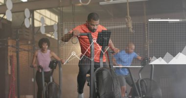 Beden eğitiminde eliptikler üzerinde çeşitli grup çapraz eğitiminde veri işleme görüntüsü. Fitness, egzersiz, güç, veri, dijital arayüz ve dijital olarak üretilen görüntü.