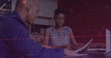 Ofisteki çeşitli iş adamlarıyla ilgili finansal veri işleme resmi. Küresel iş, finans, hesaplama ve veri işleme kavramı dijital olarak oluşturulmuş görüntü.