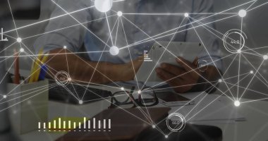 Tablet kullanan Kafkasyalı işadamının veri ve ağ bağlantıları. Küresel iş, ağlar, dijital arayüz, hesaplama ve veri işleme kavramı dijital olarak oluşturulmuş görüntü.