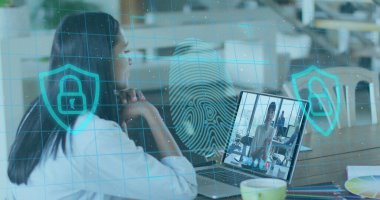 Arka plandaki resim aramasında dizüstü bilgisayar kullanan kadının biyometrik parmak izi. Dijital arayüz küresel bağlantı ve dijital olarak oluşturulan iletişim konsepti.