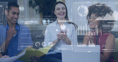 Ofisteki çeşitli iş adamlarının veri işleme görüntüsü. Küresel iş ve dijital arayüz kavramı dijital olarak oluşturulmuş görüntü.