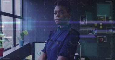 Afro-Amerikan iş kadınının ofisindeki veri işleme görüntüsü. Küresel iş, finans, hesaplama ve veri işleme kavramı dijital olarak oluşturulmuş görüntü.